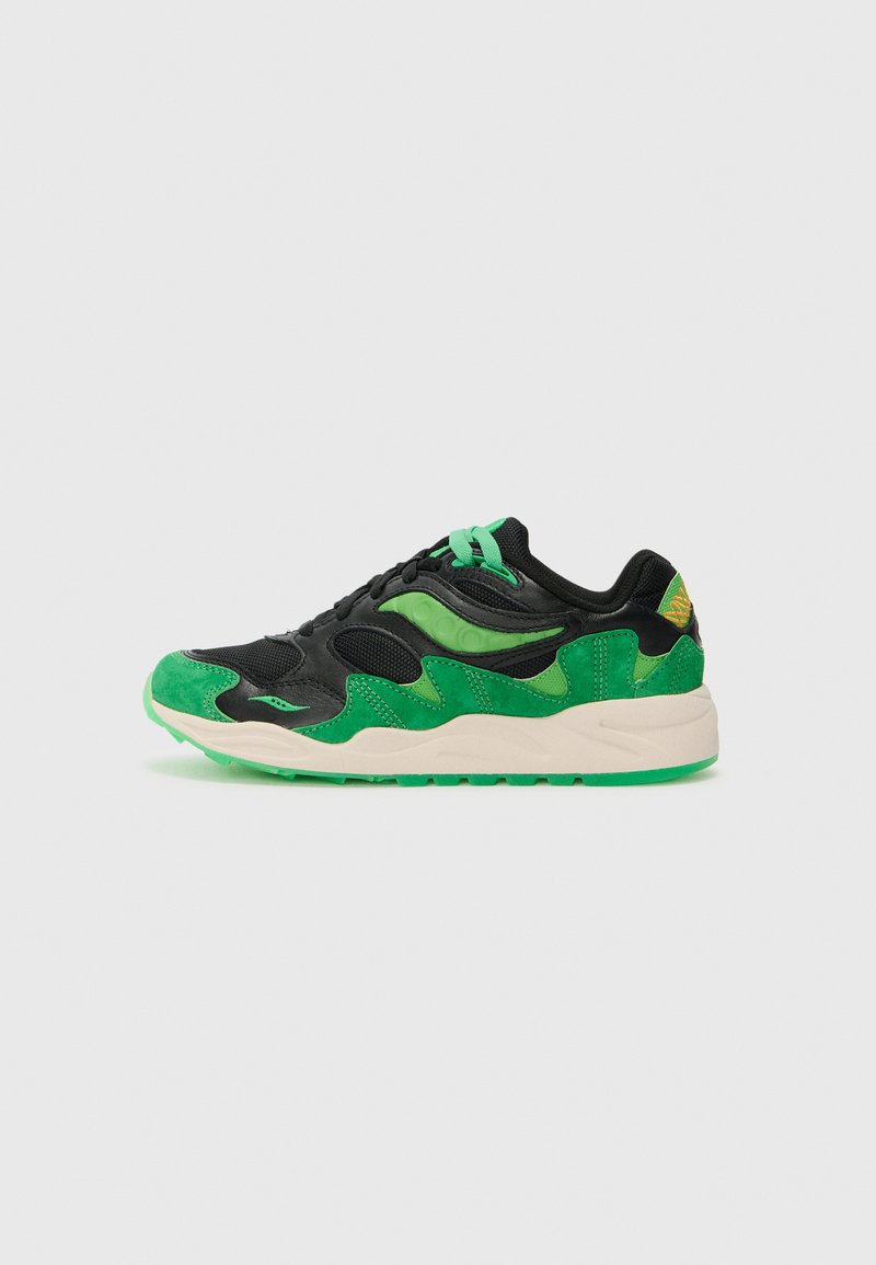 Zapatillas con una parte superior de malla negra y acentos de ante verde, una suela acolchada y un diseño ondulado. Cordones y logotipo en verde.