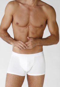 Boxer in cotone bianco con una vestibilità aderente, vita elasticizzata e rifiniture a contrasto. Senza motivo, texture liscia, progettati per il comfort.
