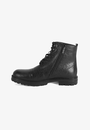 Bottines en cuir noir avec une finition texturée, dotées de lacets, d'une fermeture éclair latérale, d'un bout rond et d'une semelle robuste pour l'adhérence.