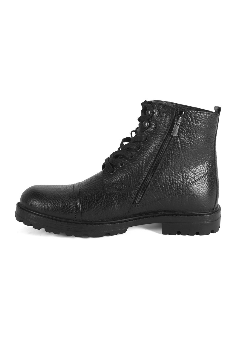Bottines en cuir noir avec une finition texturée, dotées de lacets, d'une fermeture éclair latérale, d'un bout rond et d'une semelle robuste pour l'adhérence.