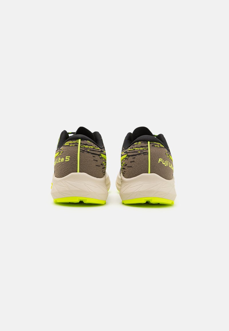 Sportliche Schuhe in Braun und Schwarz mit einer strukturierten Oberfläche, limettengrünen Akzenten und einer robusten Sohle für besseren Halt. "Fuji Lite 5"-Markierung sichtbar.