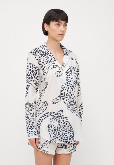 Leopardenmuster Pyjama-Set aus leichtem Stoff, bestehend aus einem Langarmhemd mit Schalkragen und Knopfverschluss, kombiniert mit passenden Shorts.
