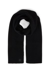 Czarny prążkowany dzianinowy szalik złożony z pętlą u góry i małą kwadratową naszywką z logo blisko dolnej krawędzi.