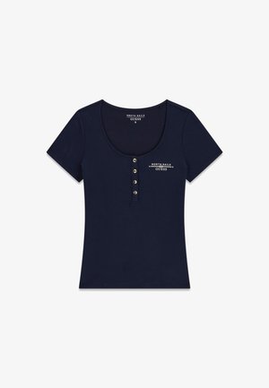Marineblauw geribd T-shirt met korte mouwen, ronde hals, vier knopen aan de voorkant en het "North Sails Guess"-logo op de linkerborst. Maat small.
