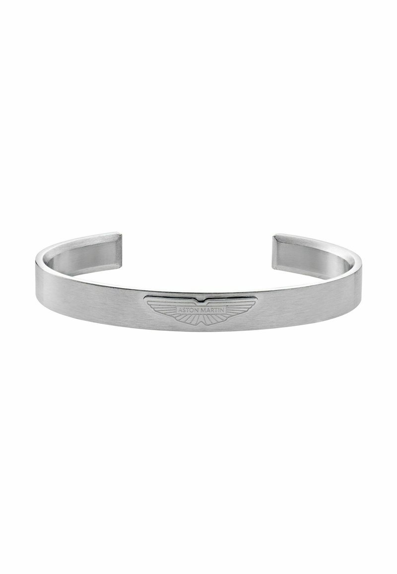 Bracelet manchette en acier inoxydable argenté avec finition brossée, présentant un logo Aston Martin gravé. Design ouvert, élégant et minimaliste.