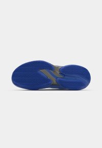 Semelle d'une chaussure avec un design texturé en bleu et gris. Présente des motifs en zigzag pour la traction et un accent central lisse.