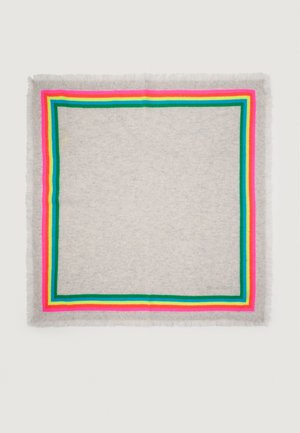 Svetlosivý štvorcový šál s strapcami a okrajom z neonovo ružových, žltých, zelených a modrých pruhov.