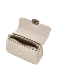 Bolso de mano de cuero beige con cierre de herrajes dorados, que cuenta con un compartimento con cremallera y un exterior de textura suave. Solapa abierta que revela bolsillos interiores.