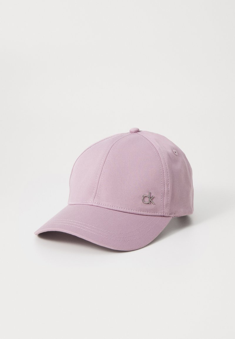 Lilla baseball cap i bomull, med en buet skjerm, seks panel-design og en liten sølvlogo på forsiden.