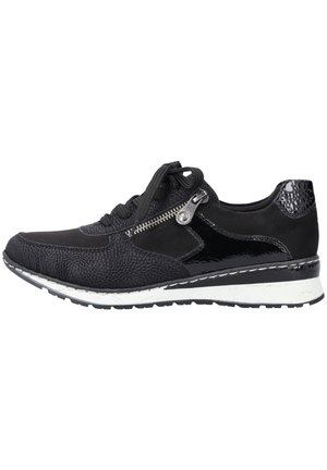 Czarny teksturowany i lakierowany sneaker z białą podeszwą, sznurowany z przodu i zamkiem błyskawicznym po boku.