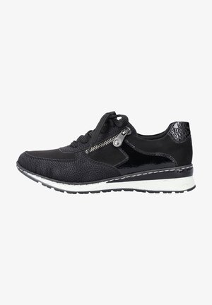 Czarny teksturowany i lakierowany sneaker z białą podeszwą, sznurowany z przodu i zamkiem błyskawicznym po boku.