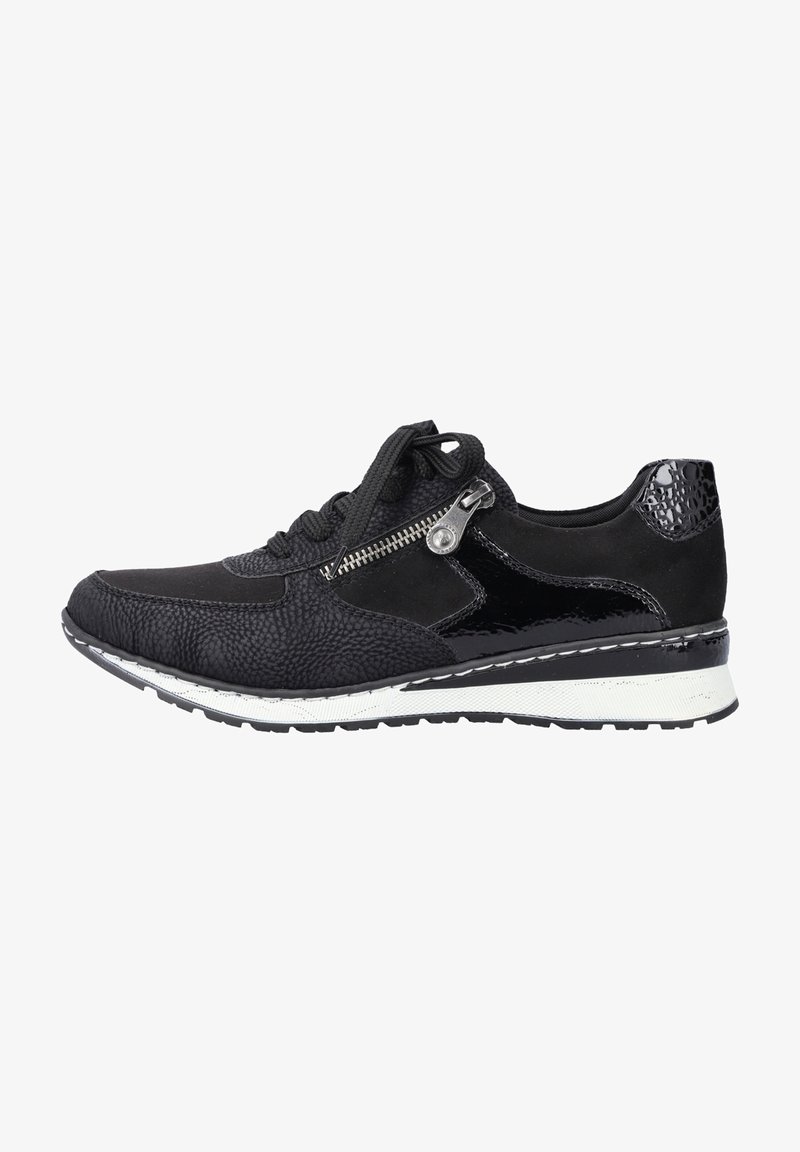 Baskets noires en cuir texturé et verni avec semelle blanche, lacets à l’avant et détail fermeture éclair latérale.