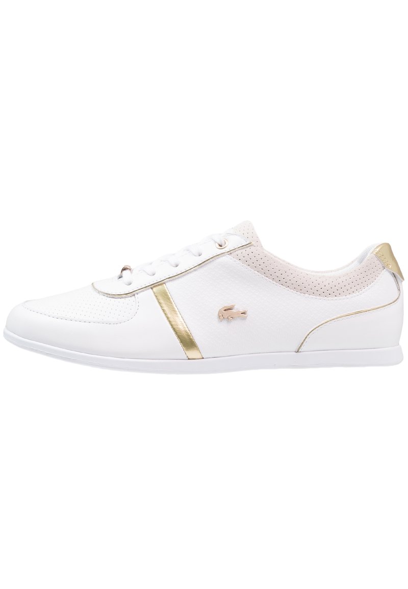 Bílá atletická obuv se zlatými doplňky, s texturovanými panely, zavazováním na tkaničky a plochou podrážkou; logo na boku, prodyšný síťovaný svršek u jazyka.