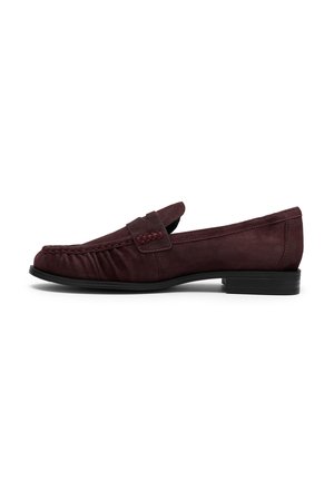 Dunkelburgunder Veloursleder-Loafer mit niedrigem schwarzem Absatz und abgesteppten Details entlang des Vorder- und Seitenriemens.