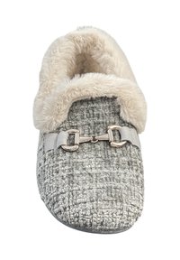 Grijze textuurschoen met een fluffy crème bovenkant en een zilveren gespsluiting. Zacht materiaal, ronde teen, instapontwerp voor gemak.