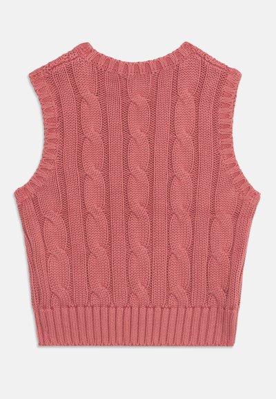 Veste rose sans manches en tricot avec motif torsadé et bords côtelés, vue de dos sur un fond uni.