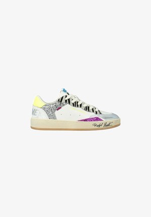Sneaker bianca bassa con dettagli glitter argento e viola, tallone giallo, linguetta a strisce zebra e testo "Rebel Heart" sulla suola.