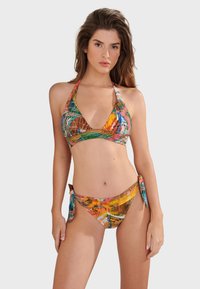 Farebný bikiny set so halter štýlovým topom s trojuholníkovými košíčkami a nastaviteľnými viazaniami, a s nízkymi spodnými časťami so svojimi bočnými viazaniami.