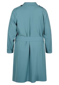 Cappotto trench in teal a maniche lunghe con epaulette sulle spalle, cintura coordinata in vita e piega posteriore, visto da dietro.