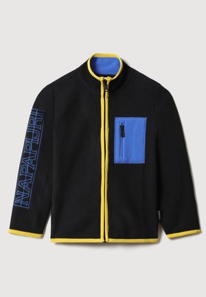 Chaqueta de forro polar negra con ribete amarillo, que presenta un bolsillo con cremallera azul y cuello azul. La manga izquierda tiene un bordado de texto en azul.