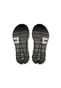 Schwarze Sportschuhsohlen mit strukturiertem Gummi, ausgeprägten Profilmustern und glatten Außenkanten. Verstärkt mit Mittelsohlennuten für Flexibilität.