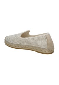 Scarpa slip-on beige con tomaia in tessuto intrecciato, dettagli in suede e suola in juta intrecciata. Design a taglio basso con punta arrotondata e costruzione flessibile.