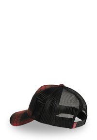 Casquette noire en maille avec un devant en tissu à carreaux rouges et noirs. Elle dispose d'une visière plate et d'une fermeture arrière réglable à snap.