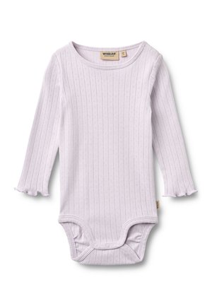 Licht lavendel babyrompertje met lange mouwen, geribbelde textuur en gegolfde manchetten, voorzien van drukknoopsluitingen aan de onderkant voor gemakkelijke aankleding.