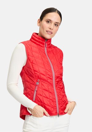 Rote gesteppte Weste mit hohem Kragen, Frontreißverschluss und seitlichen Taschen. Leicht, mit glatter Textur und taillierter Passform.