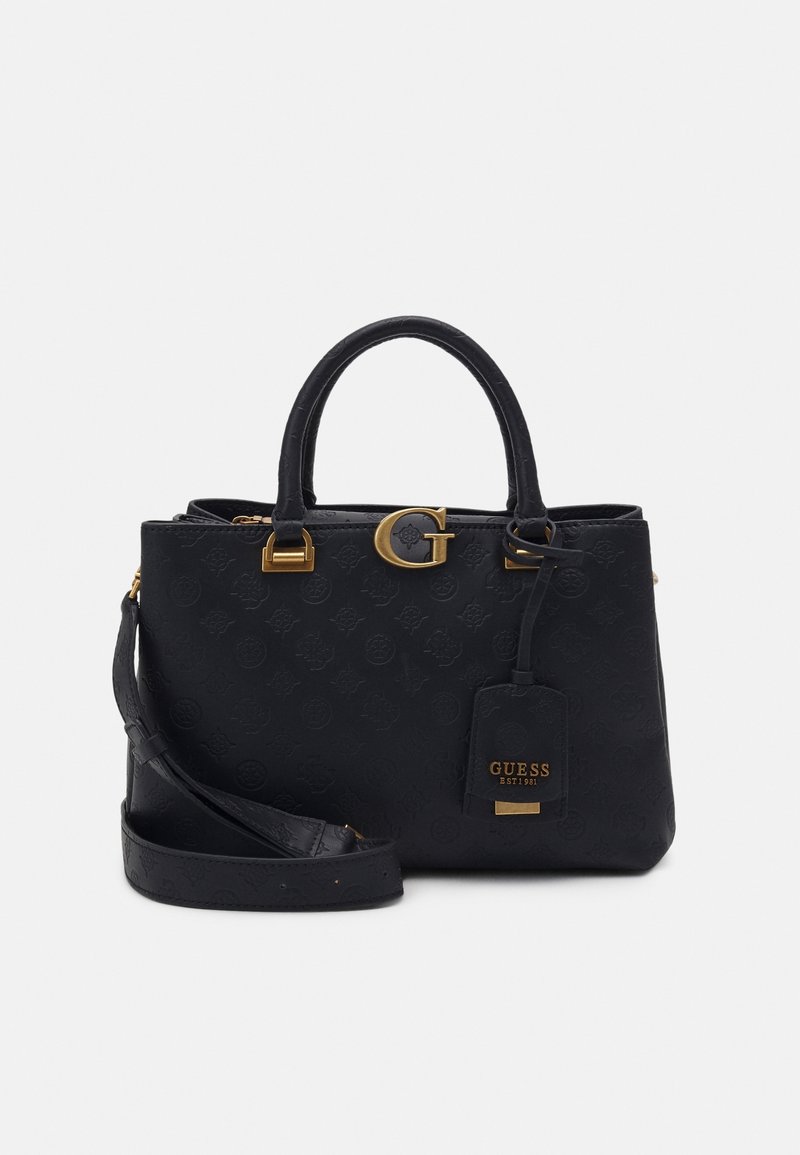 Sac à main noir Guess avec motif de logo embossé, ferrures dorées, double poignée, bandoulière amovible et une étiquette de marque suspendue à l'avant.