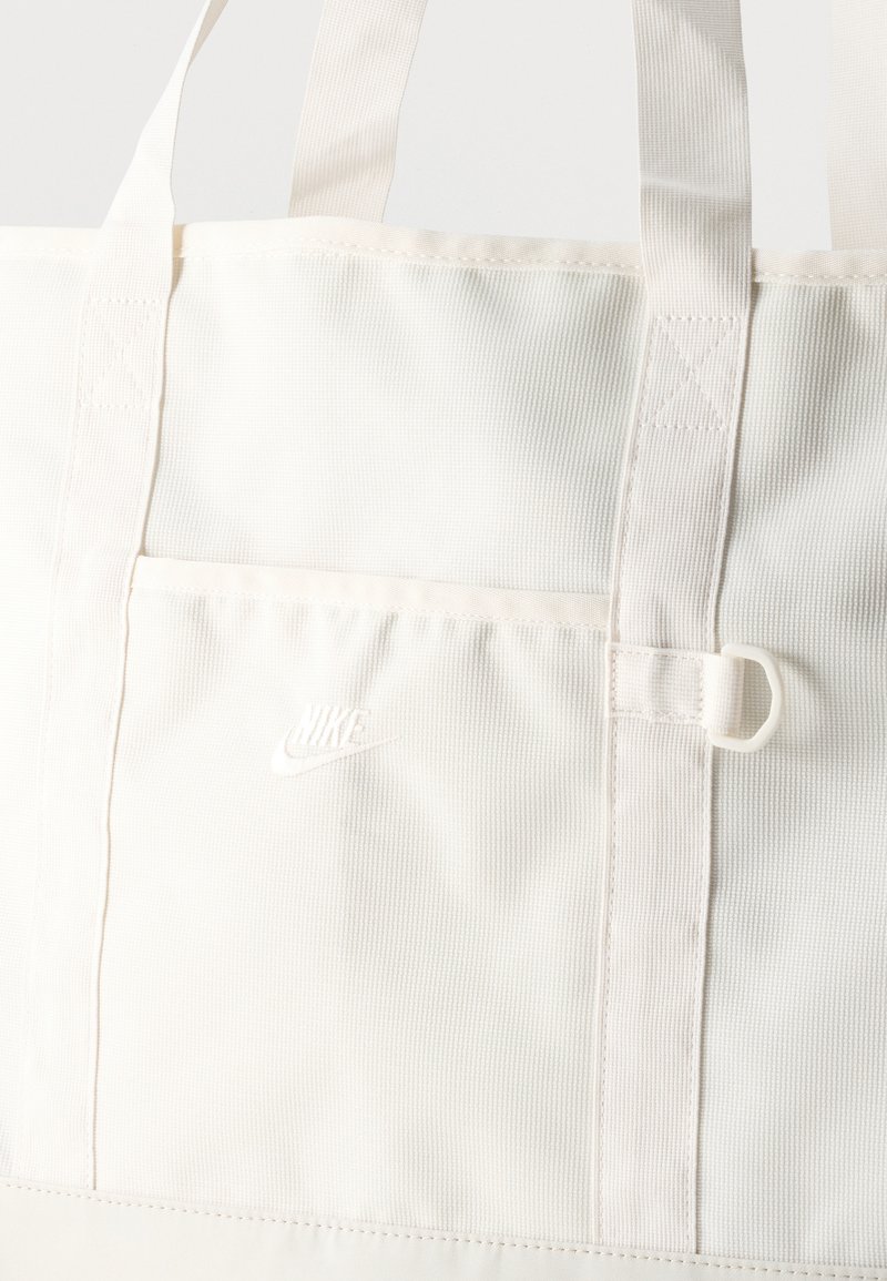 Off-White Nike Tragetasche mit zwei Henkeln, einer Fronttasche und einem kleinen D-Ring-Detail am Riemen.