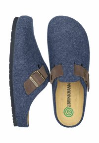 Paar blaue Filzschlappen mit braunem verstellbarem Riemen und Metallschnalle, Korkfußbett mit Markenlogo innen.