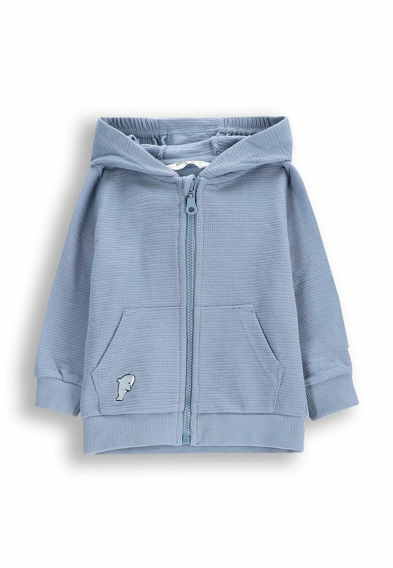 Jasnoniebieska bluza z kapturem zapinana na zamek, wykonana z teksturowanej tkaniny, z kieszenią typu kangaroo, ściągaczami przy mankietach i u dołu, z małym wyszywanym logo ryby na kieszeni.