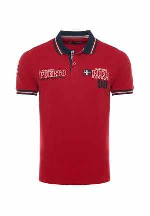 Polo rojo con cuello azul marino y rayas en las mangas, con texto Puerto Rico, coordenadas y número 98 en la parte delantera.