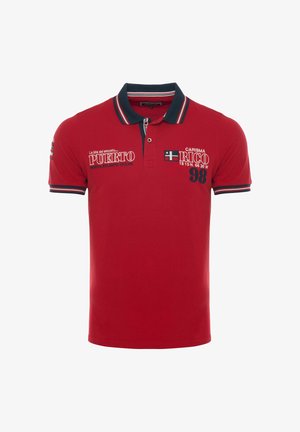 Polo rossa con colletto e righe sulle maniche blu navy, con la scritta Puerto Rico, coordinate e numero 98 sul davanti.