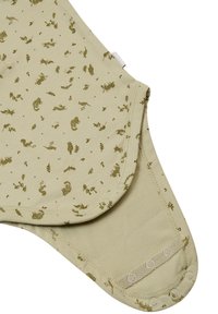 Katoenen baby-romper in lichtgroen met een verspreid dieren- en bladerenpatroon. Voorzien van drukknoopsluiting onderaan voor gemakkelijk aankleden.