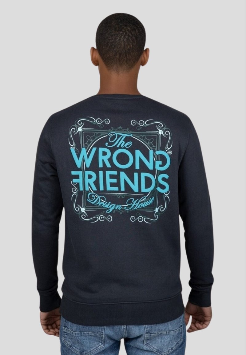 Mörkblå sweatshirt med en stor turkos grafisk design på baksidan, som visar texten "The WRONG FRIENDS Design House."