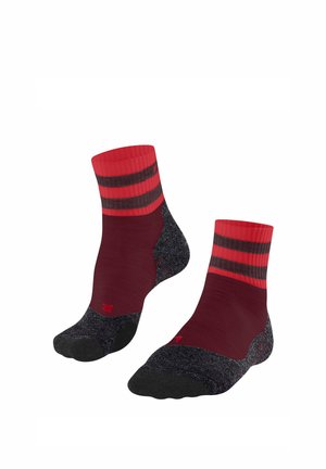 Bordeauxrote Knöchelsocken mit rotem Bündchen und zwei dunkelroten Streifen, schwarzer verstärkter Fersen- und Zehenbereich, als Paar dargestellt.