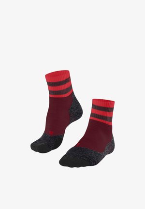 Chaussettes basses bordeaux avec bordure rouge et deux bandes rouge foncé, talon et pointe renforcés noirs, présentées en paire.