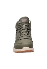 Groene waterdichte sneaker met gewatteerde kraag, gestructureerde stof, platte veters en een contrasterende rubberen zool. Bevat een logo op de tong.