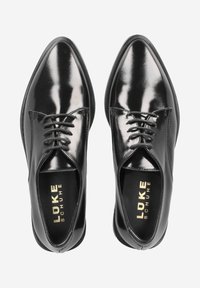 Schwarze Lederschuhe mit glänzendem Finish. Sie verfügen über eine spitze Zehenform, eine Schnürung und ein eingeprägtes Logo im Inneren. Glatte Textur über die gesamte Oberfläche.