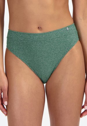 Bas de bikini côtelé vert taille haute porté par une personne, montrant la zone médiane et le haut des cuisses sur un fond blanc.