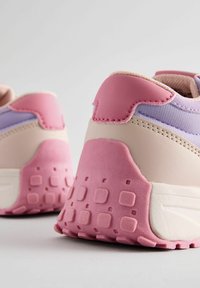 Buty sportowe z różowym i jasnopurpurowym cholewą, z gładką skórzaną teksturą, kontrastującym zapiętkiem oraz wzorzystą różową gumową podeszwą.