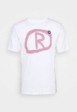 Hvid T-shirt med korte ærmer med en stor lyserød håndtegnet cirkel og bogstavet R design placeret centralt på forsiden.