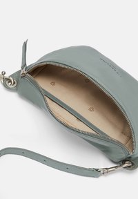 Liebeskind Berlin TAVIA  - Sac banane - helles petrol