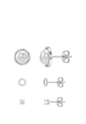 Tre par sølv ørestikker vist fladt: stor perle, cirkulære rhinsten og lille enkelt klar ædelsten.