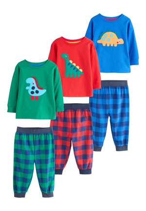 Trzy zestawy piżam dla maluchów z bluzkami z dinozaurami w kolorach zielonym, czerwonym i niebieskim, połączone z pasującymi spodenkami w kratkę w tych samych kolorach.