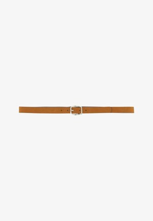 Ceinture en cuir marron avec boucle rectangulaire argentée et plusieurs trous de réglage posée à plat sur fond blanc.