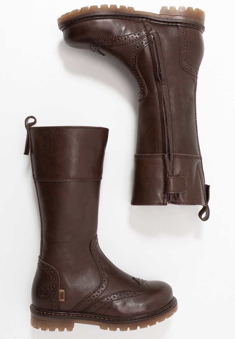 Brązowe skórzane kozaki do kolan z ozdobnymi perforacjami, bocznym zamkiem błyskawicznym i pętelką do ściągania. Gruba podeszwa z teksturowanym bieżnikiem zapewniającym przyczepność.