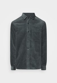 Camicia a maniche lunghe in velluto a coste verde scuro con bottoni frontali, taschino sul petto, colletto aperto e polsini con bottone su uno sfondo semplice.